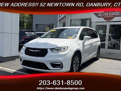 Used 2022 Chrysler Pacifica Touring-L FWD image 1