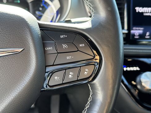 Used 2021 Chrysler Pacifica Touring-L w/ Uconnect Theater Family Group image 30