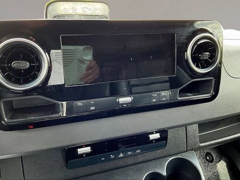 Used 2025 Mercedes-Benz Sprinter 2500 image 10