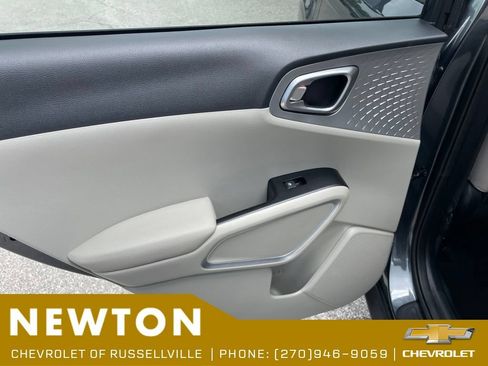 Used 2025 Kia Soul LX w/ LX Technology Package FWD image 35
