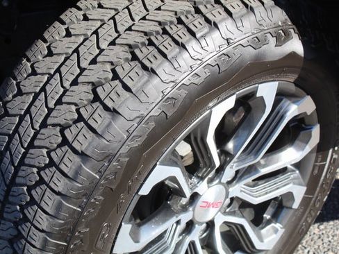 Used 2024 GMC Canyon Denali image 13