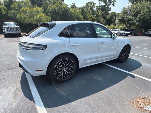 Used 2023 Porsche Macan AWD/4WD image 14