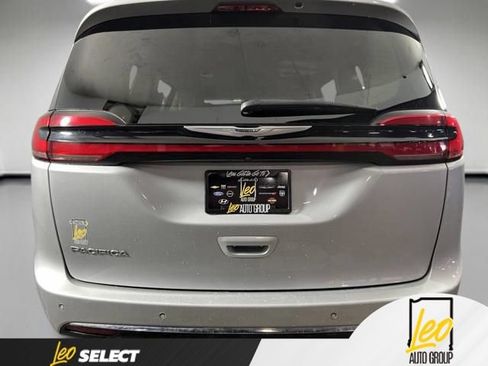 Used 2023 Chrysler Pacifica Touring-L FWD image 7