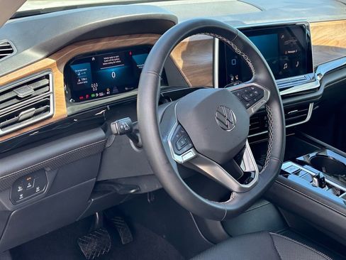 Used 2025 Volkswagen Atlas SE image 8