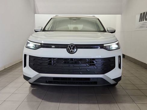 New 2025 Volkswagen Tiguan SE image 3