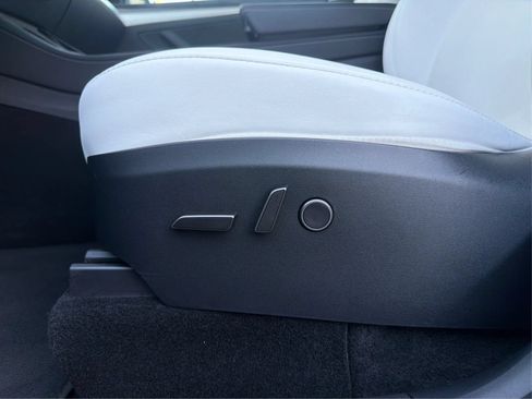 Used 2024 Tesla Model Y Long Range AWD/4WD image 18