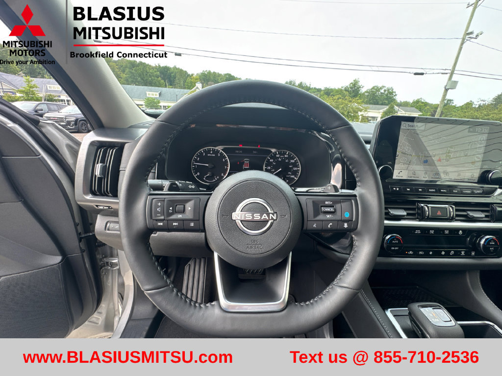 Used 2025 Nissan Pathfinder SL AWD/4WD image 16