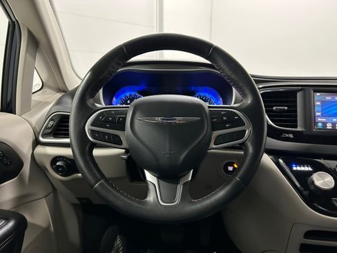 Used 2020 Chrysler Pacifica Touring-L w/ Tire & Wheel Group image 14