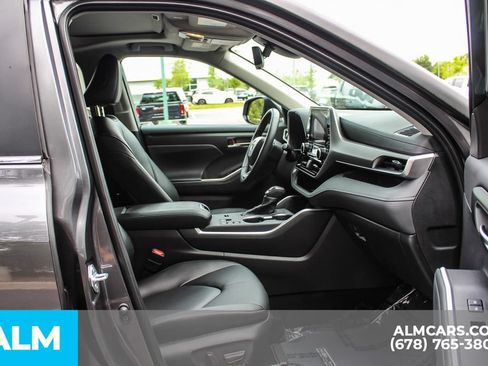 Used 2025 Toyota Highlander XLE AWD/4WD image 21