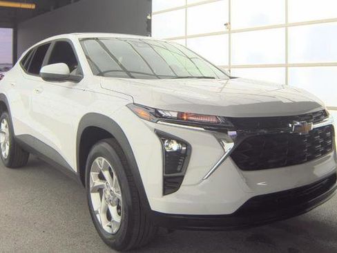 Used 2025 Chevrolet Trax LS w/ LS Convenience Package image 3