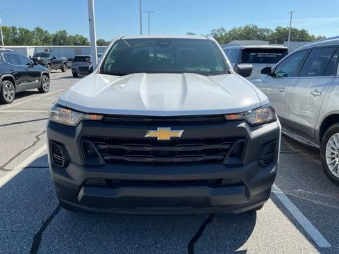 Used 2025 Chevrolet Colorado W/T w/ Advanced Trailering Package RWD image 2