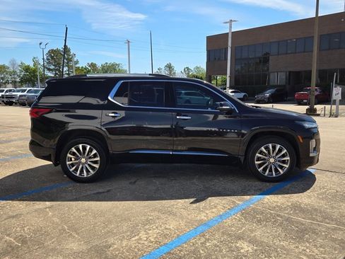 Used 2023 Chevrolet Traverse Premier w/ LPO, Cargo Package FWD image 4