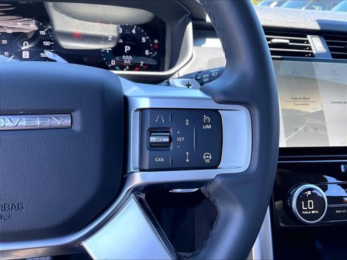 Used 2025 Land Rover Discovery Dynamic SE AWD/4WD image 19