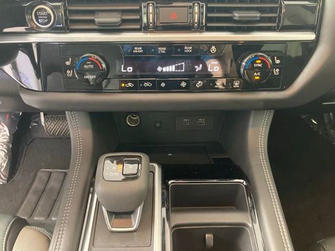 Used 2024 Nissan Pathfinder Platinum image 8