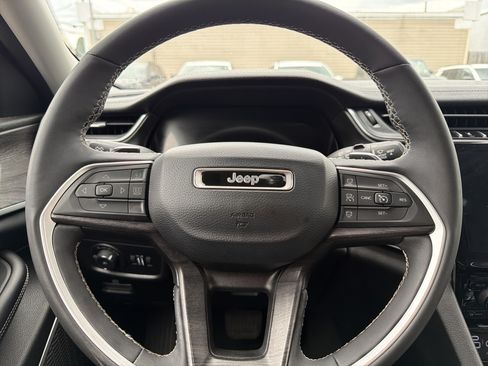 Used 2023 Jeep Grand Cherokee L Limited AWD/4WD image 14