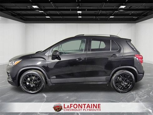 Certified 2022 Chevrolet Trax LT w/ Midnight Edition image 5