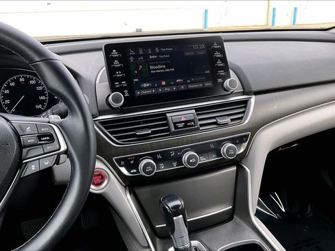 Used 2018 Honda Accord Touring image 7