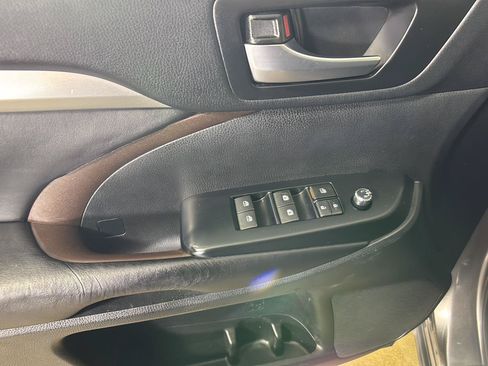 Used 2019 Toyota Highlander XLE AWD/4WD image 27