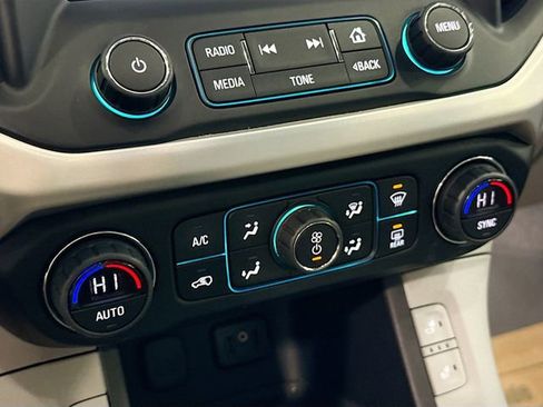 Used 2018 GMC Acadia SLT image 16