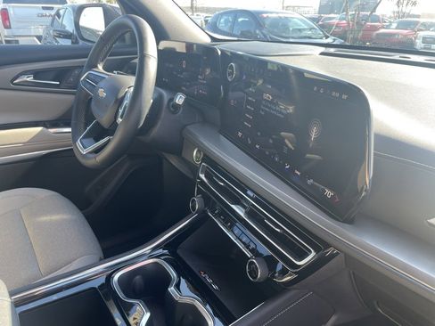 Used 2025 Chevrolet Traverse LT image 31