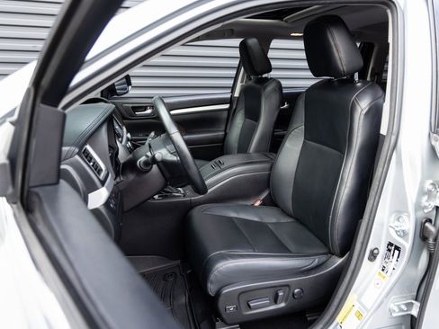 Used 2017 Toyota Highlander XLE image 21