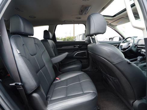 Used 2024 Kia Telluride EX w/ EX Captain's Chair Package FWD image 31