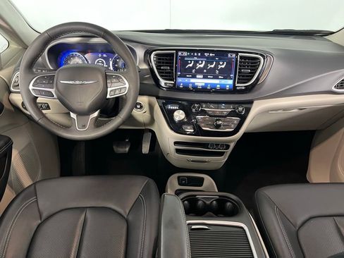 Used 2024 Chrysler Pacifica Touring-L image 14