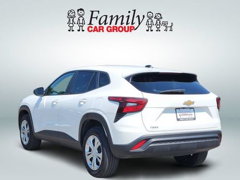 Used 2025 Chevrolet Trax LS FWD image 3