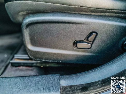 Used 2018 Chrysler 300 Touring L image 17