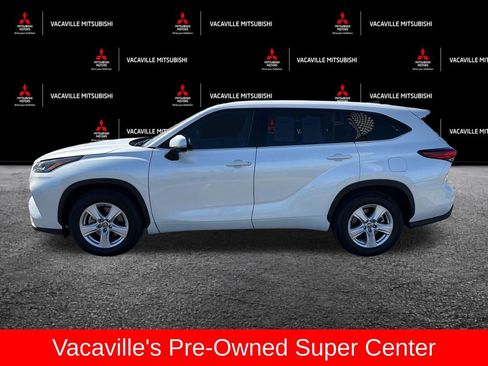 Used 2023 Toyota Highlander L FWD image 3