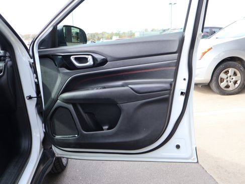 Used 2023 Jeep Compass Trailhawk image 9