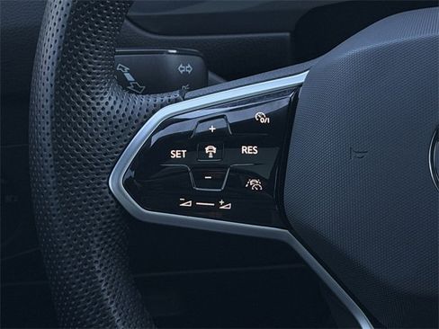 Used 2023 Volkswagen Tiguan SE R-Line image 13