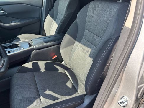 Used 2025 Nissan Rogue SV FWD image 38