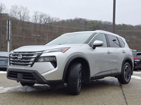 Used 2024 Nissan Rogue SV w/ SV Premium Package image 11