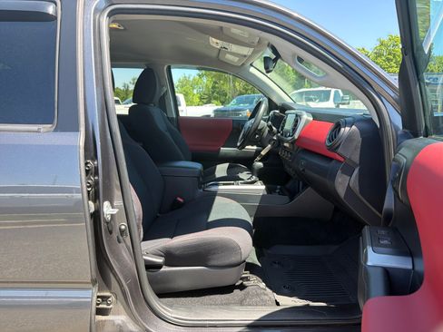 Used 2021 Toyota Tacoma SR5 AWD/4WD image 32