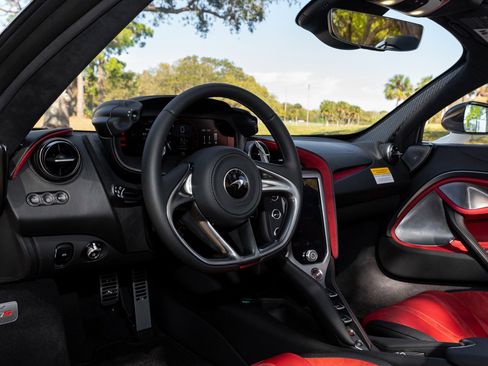 Used 2024 McLaren 750S Spider image 25