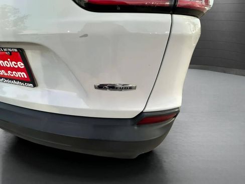 Used 2019 Jeep Cherokee Latitude w/ Popular Appearance Group image 9