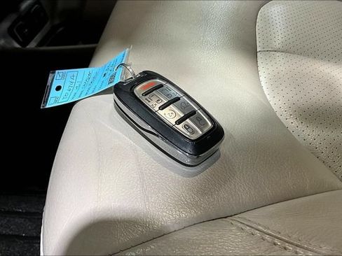 Used 2021 Chrysler Pacifica Touring-L FWD image 35