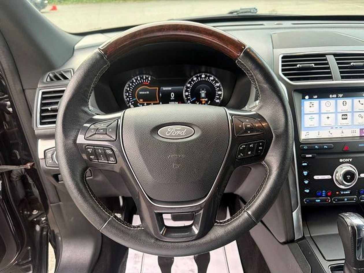Used 2019 Ford Explorer Platinum AWD/4WD image 17