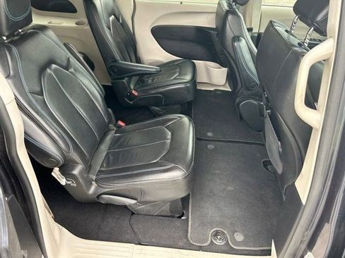 Used 2021 Chrysler Pacifica Touring-L FWD image 36