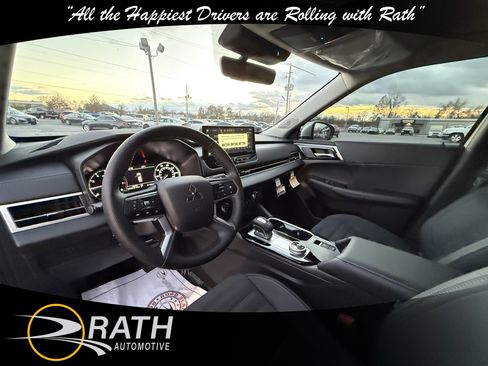 New 2025 Mitsubishi Outlander SE image 14