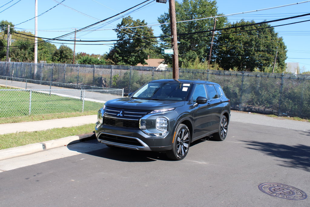 Used 2025 Mitsubishi Outlander SE AWD/4WD image 2