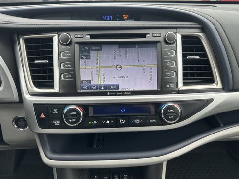 Used 2018 Toyota Highlander XLE image 23