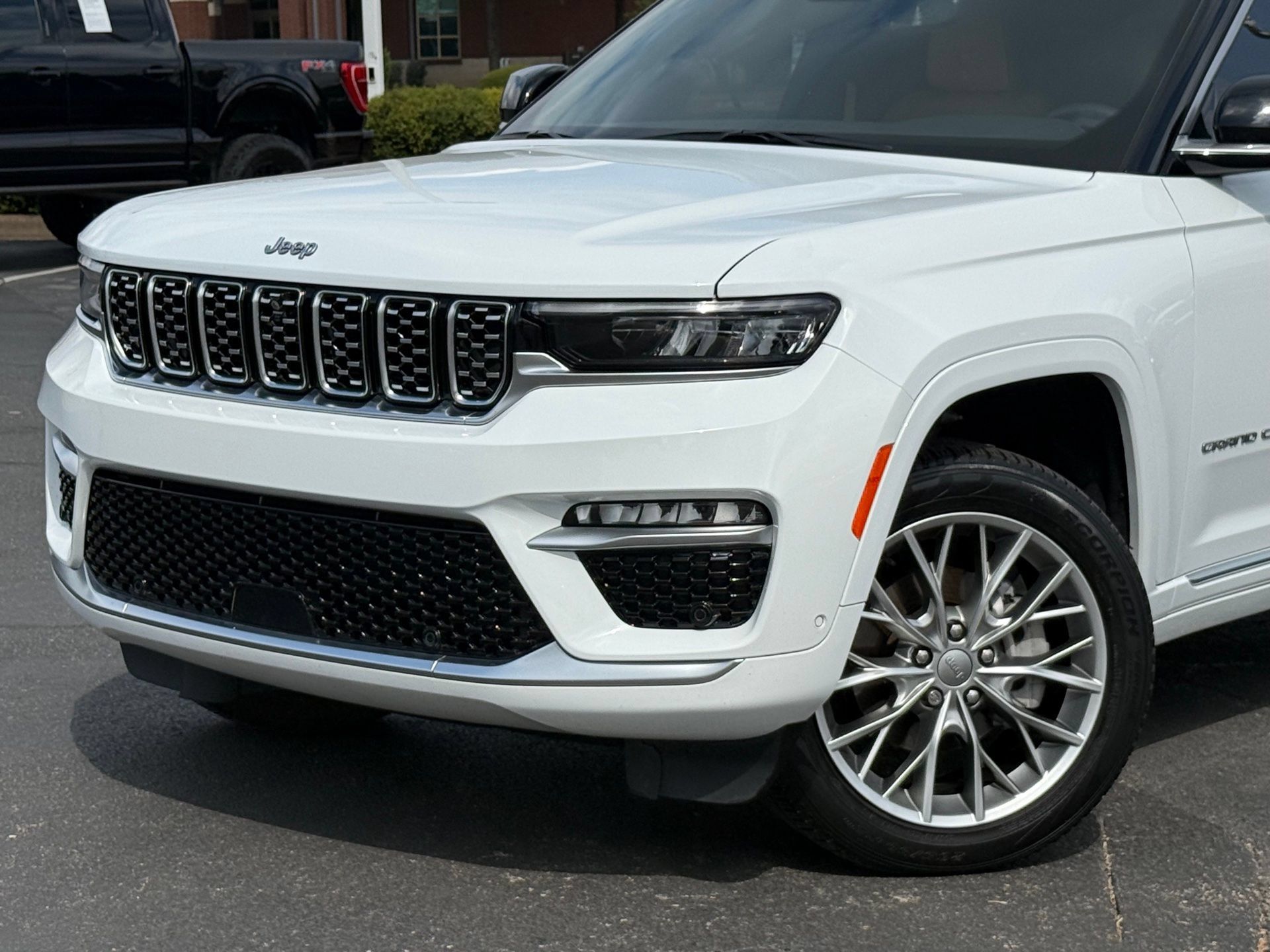 Used 2023 Jeep Grand Cherokee Summit RWD image 2