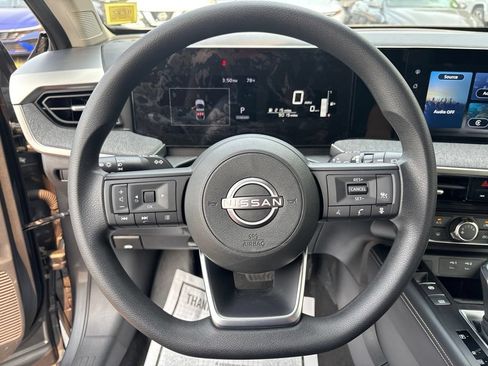 Used 2025 Nissan Kicks SV AWD/4WD image 21
