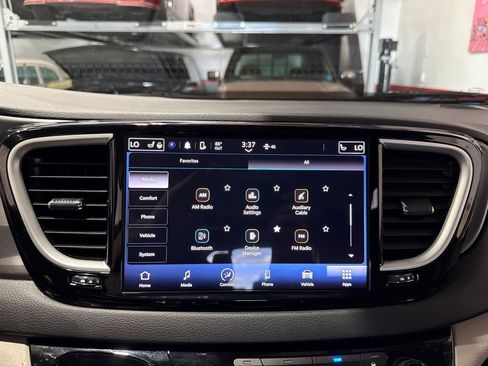 Used 2023 Chrysler Pacifica Touring-L FWD image 74