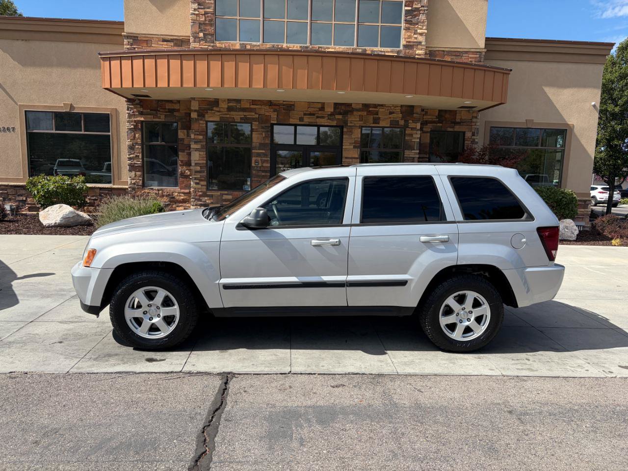 Used 2008 Jeep Grand Cherokee Laredo AWD/4WD image 2