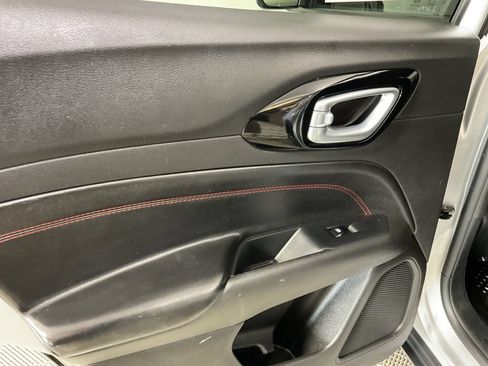 Used 2025 Jeep Compass Trailhawk AWD/4WD image 18