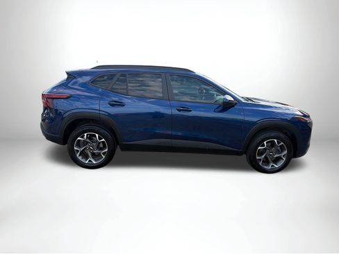 Used 2024 Chevrolet Trax LT w/ LT Convenience Package FWD image 8