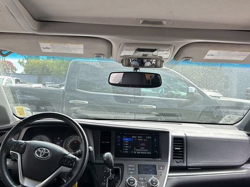 Used 2016 Toyota Sienna SE FWD image 3